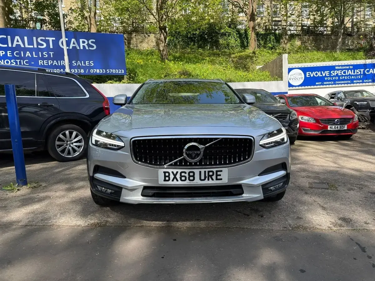 Used Volvo V90 CC Pro 190 HP (139 kW) 2018 Silver Estate