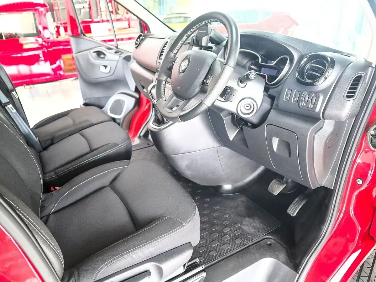 Used Renault Trafic 2020 Red MPV