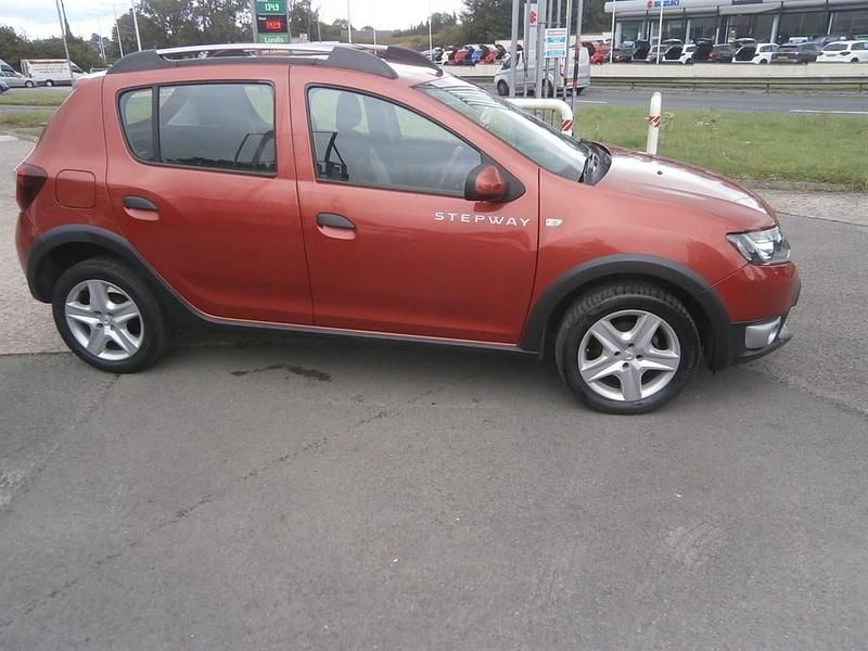 Red Used 2014 Dacia Sandero Lauréate Hatchback | £4,195 (Fair price) - Image 1/4