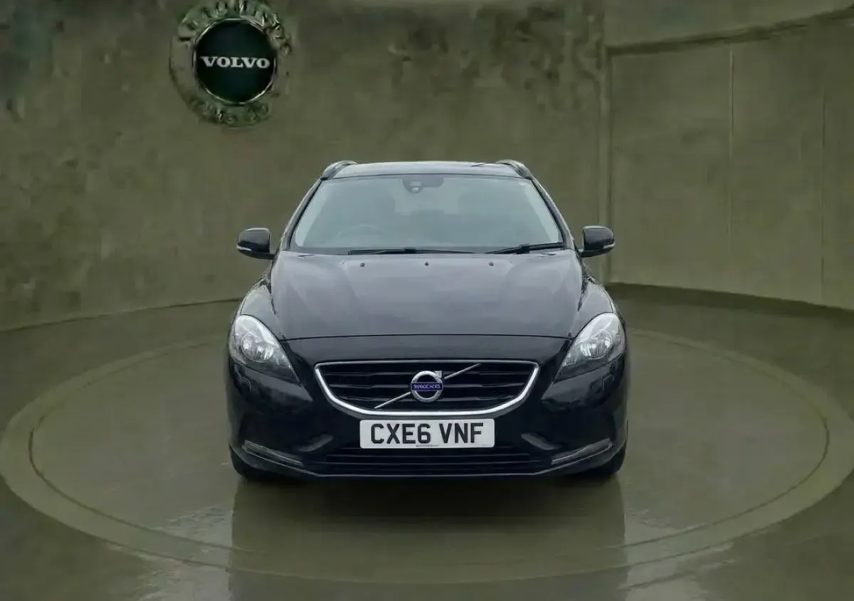 Usado Volvo V40 2016 Negro Utilitario