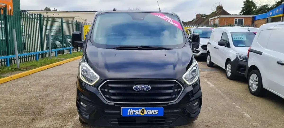 Usado Ford Transit Custom Limited 130 HP (95 kW) 2023 Preto