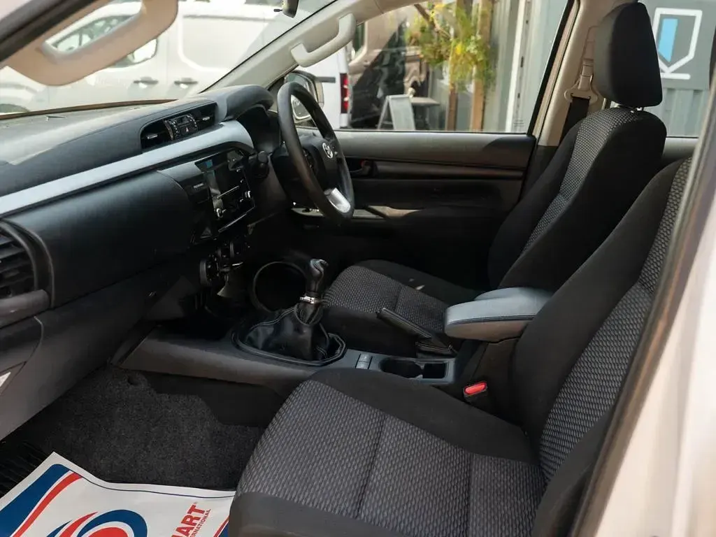 Used Toyota HiLux Active 150 HP (110 kW) 2022 White Pickup