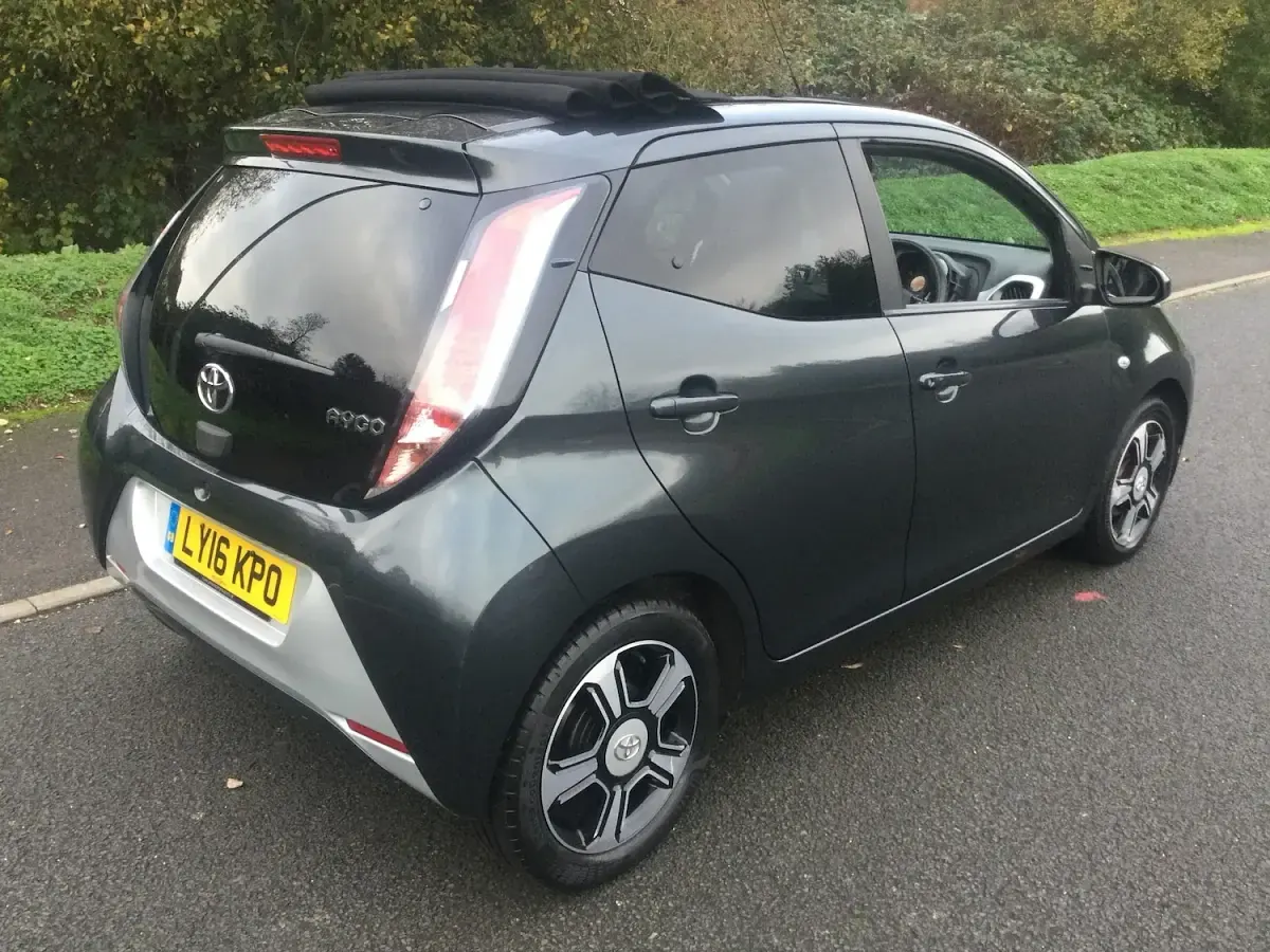 Usado Toyota Aygo X-clusiv 69 HP (50 kW) 2016 Cinzento Citadino
