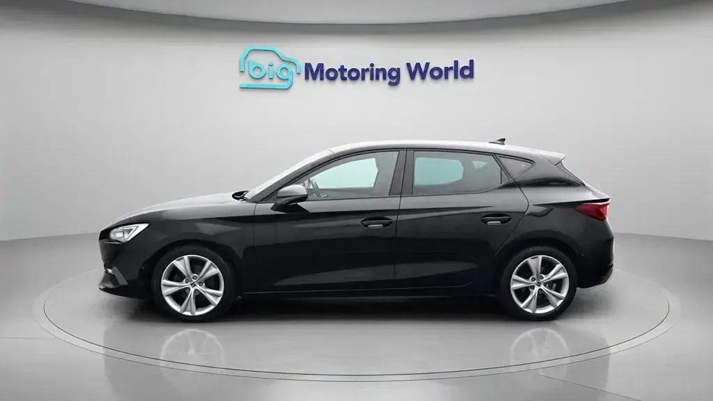Begagnad Seat Leon FR 130 HK (95 kW) 2023 Svart Halvkombi