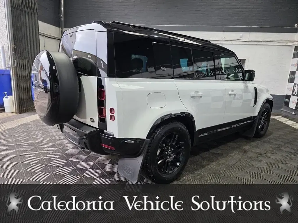 Used Land Rover Defender Dynamic 250 HP (183 kW) 2021 White SUV
