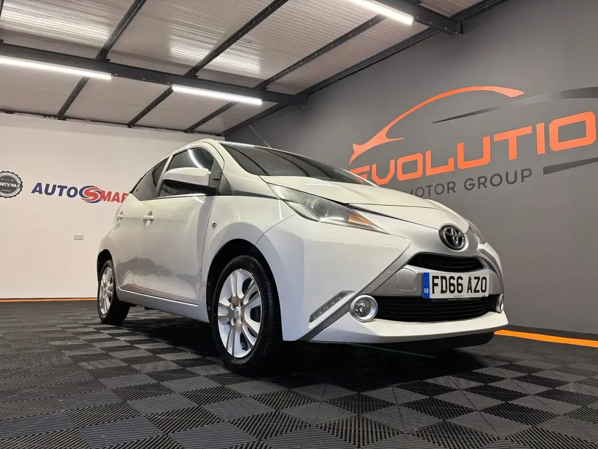Used Toyota Aygo X-pure 69 HP (50 kW) 2016 White Hatchback