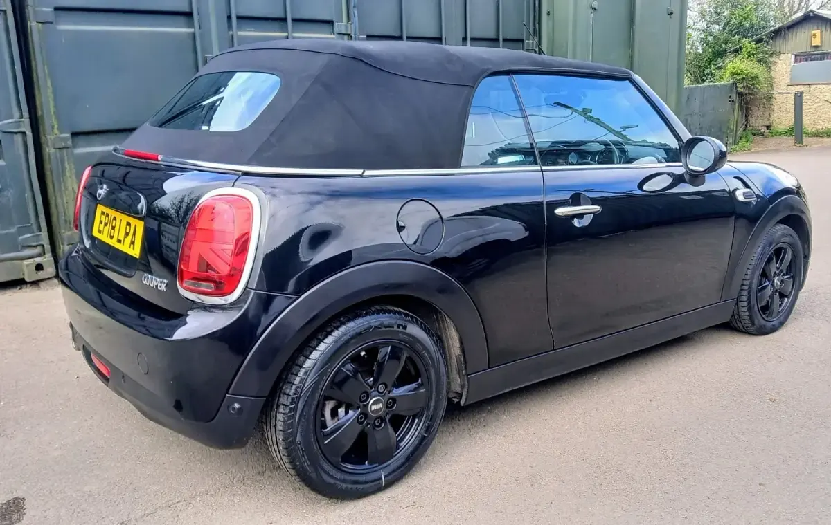 Usado Mini Cooper Cabriolet 136 HP (100 kW) 2018 Preto Cabrios