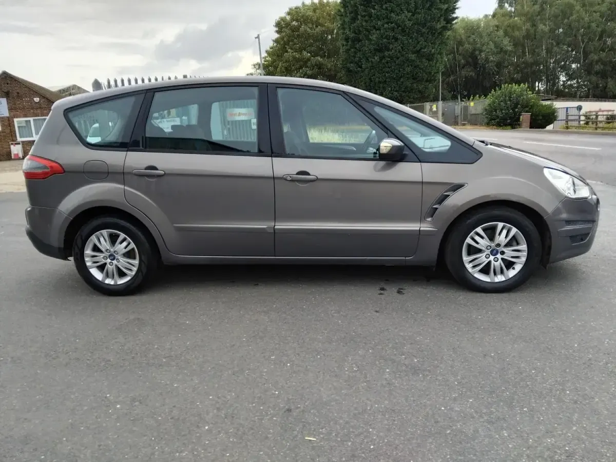 Used Ford S-MAX Zetec 140 HP (102 kW) 2012 Brown MPV