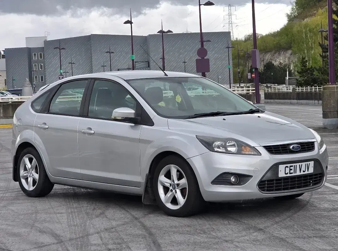 Usado Ford Focus Zetec 2011 Prateado Citadino