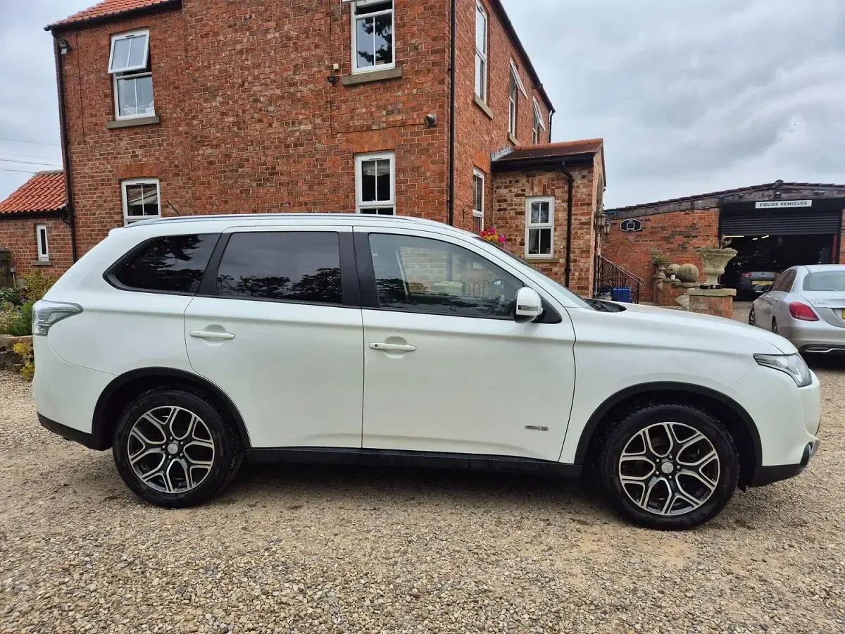 Used Mitsubishi Outlander 2014 White SUV