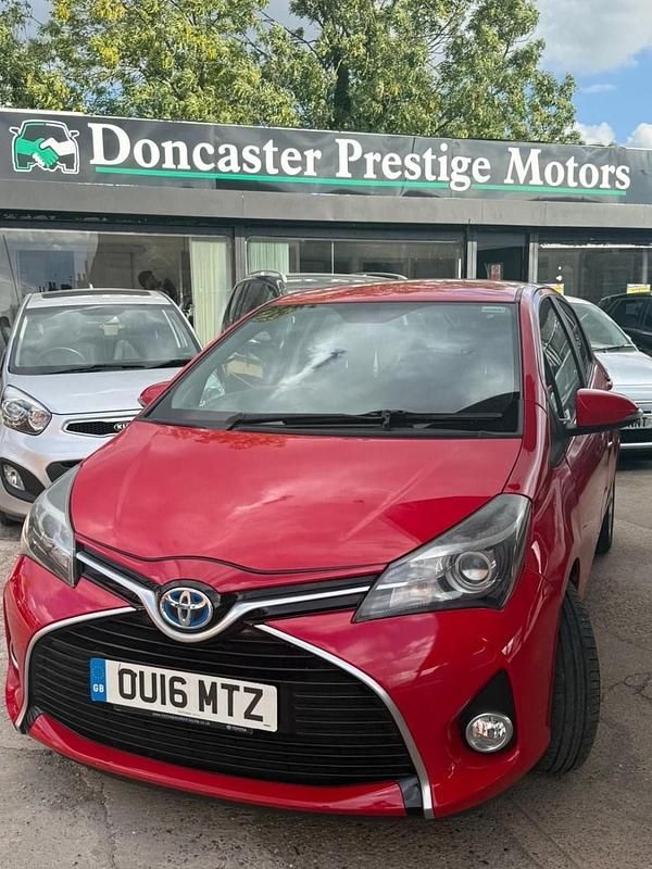 Red Used 2016 Toyota Yaris Hybrid Hatchback | £9,500 (Super price) - Image 1/4