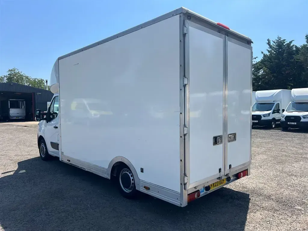 Used Renault Master Business 145 HP (106 kW) 2023 White MPV
