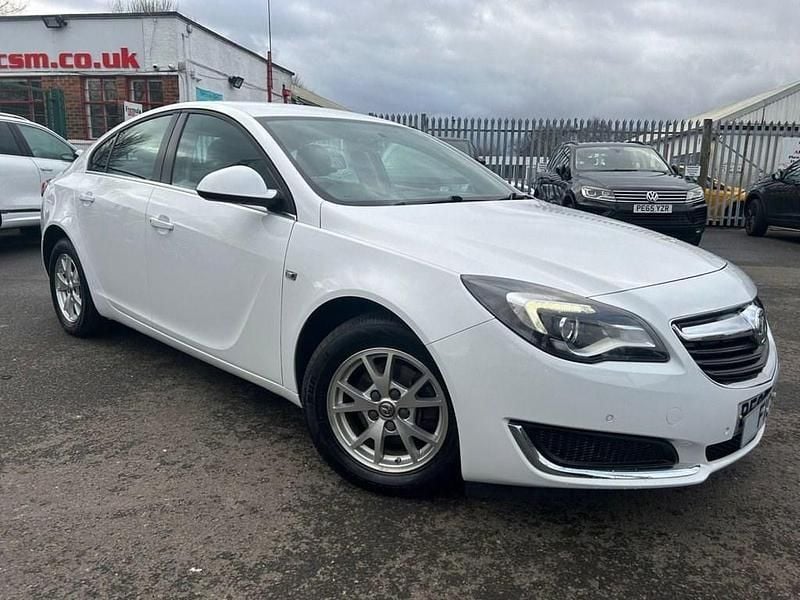 Used Vauxhall Insignia Design Edition 140 HP (102 kW) 2015 White Hatchback