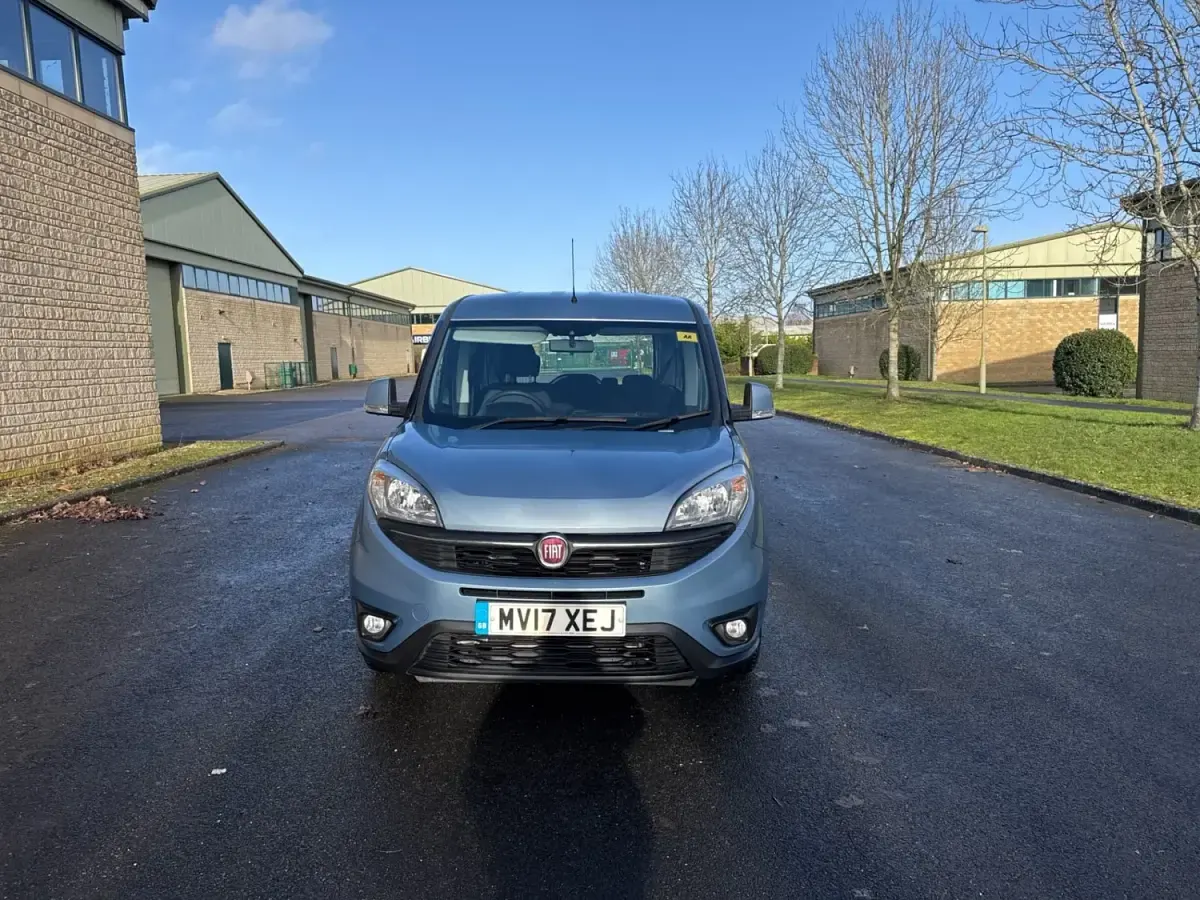 Usado Fiat Doblò Easy 95 HP (69 kW) 2017 Azul Monovolume