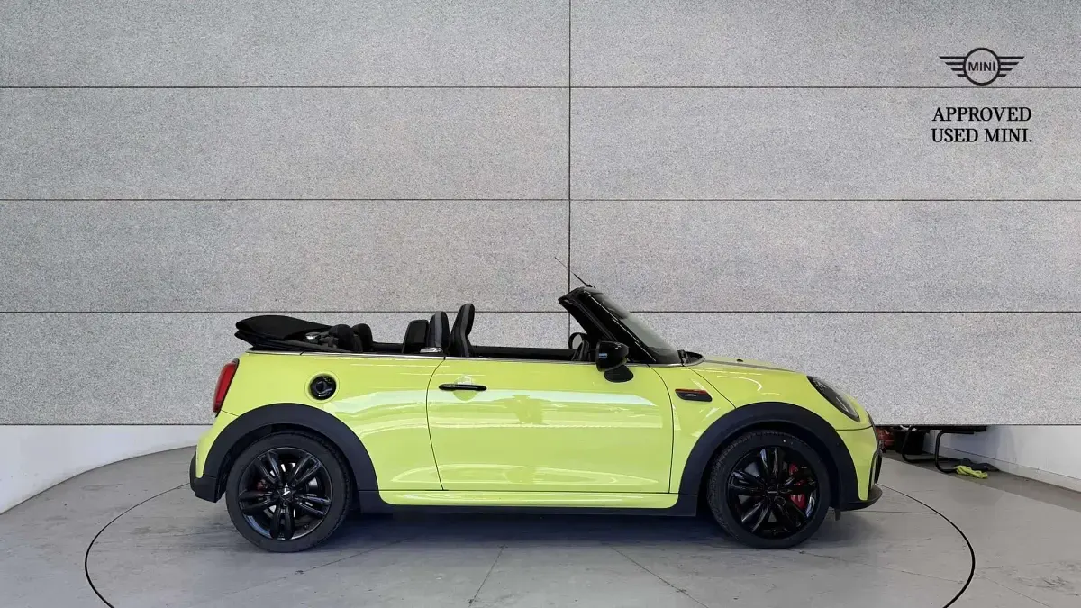 Begagnad Mini John Cooper Works 228 HK (167 kW) 2022 Gul Halvkombi
