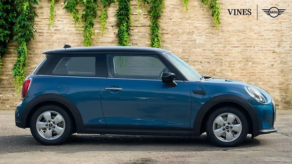 Używany Mini Cooper Classic 134 KM (98 kW) 2022 Niebieski Hatchback