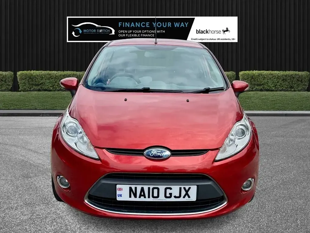 Usado Ford Fiesta Zetec 70 CV (51 kW) 2010 Rojo Utilitario