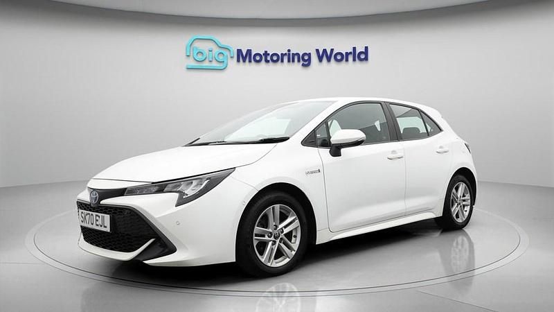 Used Toyota Corolla 122 HP (89 kW) 2020 White Hatchback