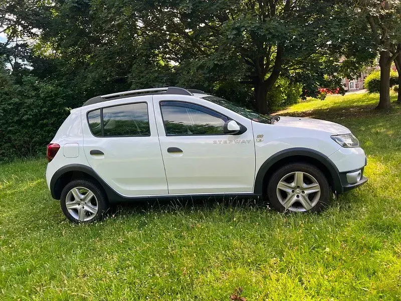 Used Dacia Sandero Lauréate 90 HP (66 kW) 2015 White Hatchback