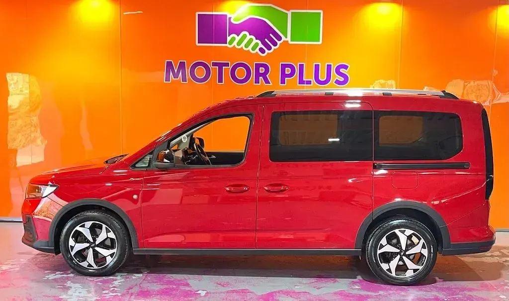 Used Ford Grand Tourneo Connect Active 122 HP (89 kW) 2023 Red MPV