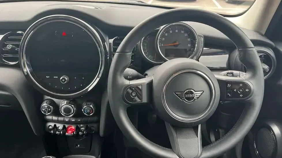 Begagnad Mini Cooper Classic 136 HK (100 kW) 2021 Röd Halvkombi
