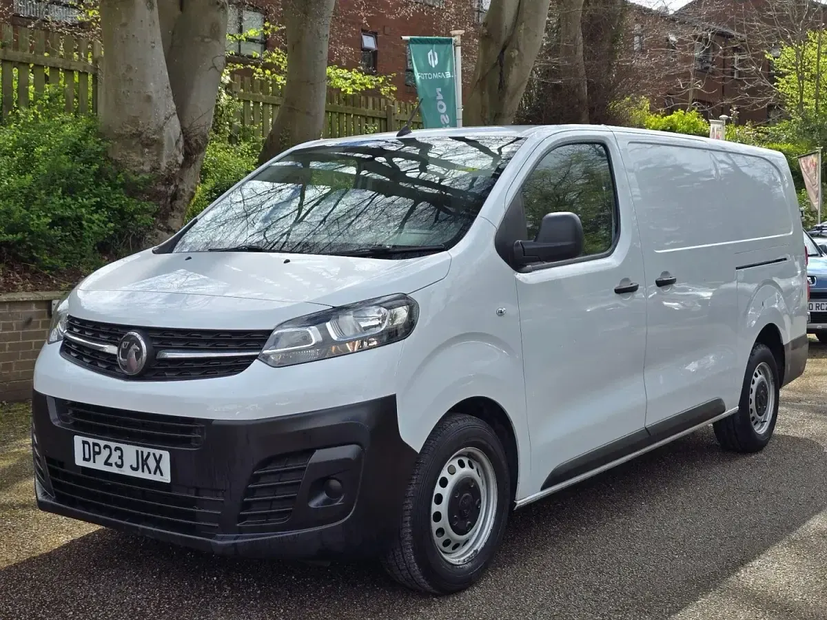 Used Vauxhall Vivaro 100 HP (73 kW) 2023 White MPV