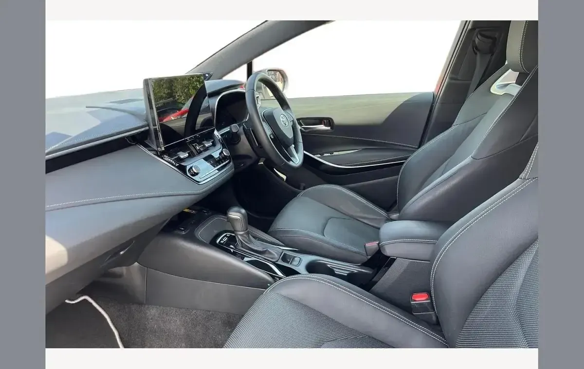 Used Toyota Corolla 196 HP (144 kW) 2025 Pure white Hatchback