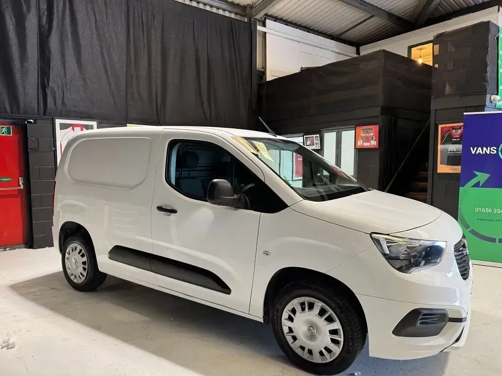 Käytetty Vauxhall Combo Sportive 100 HP (73 kW) 2020 Valkoinen Tila-auto