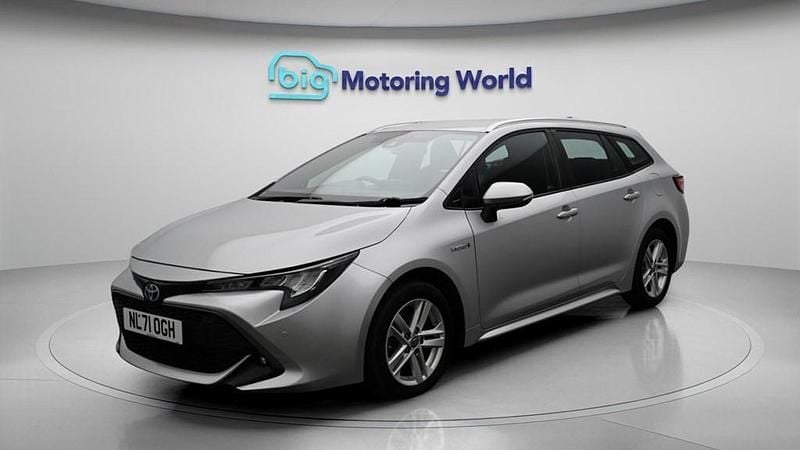 Used Toyota Corolla 122 HP (89 kW) 2021 Silver Estate