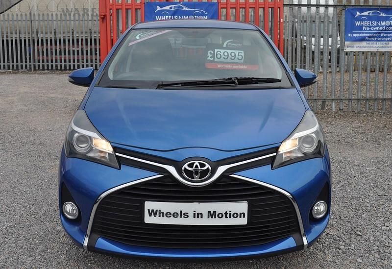 Used Toyota Yaris 97 HP (71 kW) 2016 Blue Hatchback