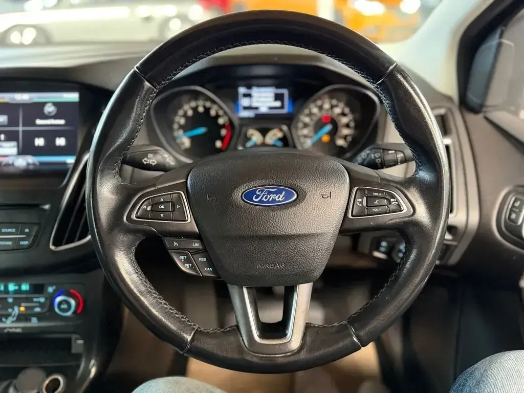 Used Ford Focus Titanium 125 HP (91 kW) 2014 Red Hatchback
