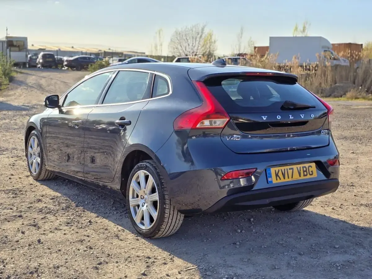 Usado Volvo V40 Inscription 120 HP (88 kW) 2017 Azul Citadino