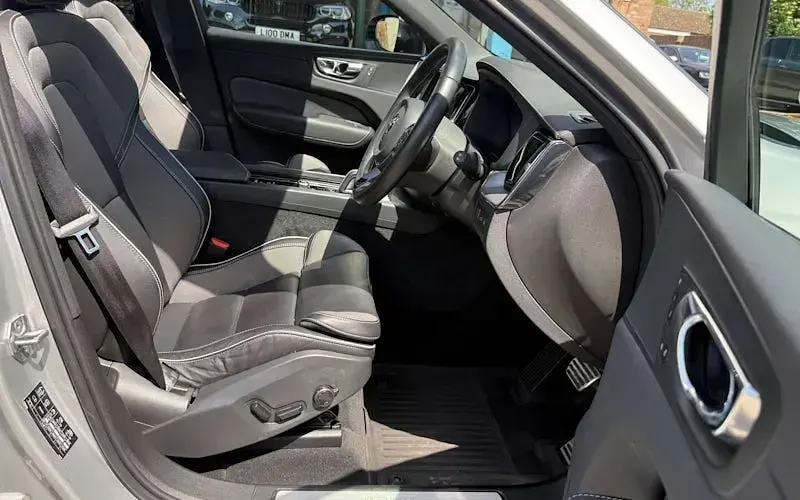 Used Volvo XC60 R-Design Pro 390 HP (286 kW) 2021 Silver SUV