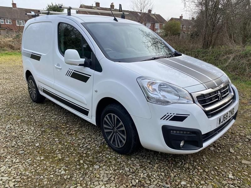 Used Peugeot Partner 2018 Alpine white MPV