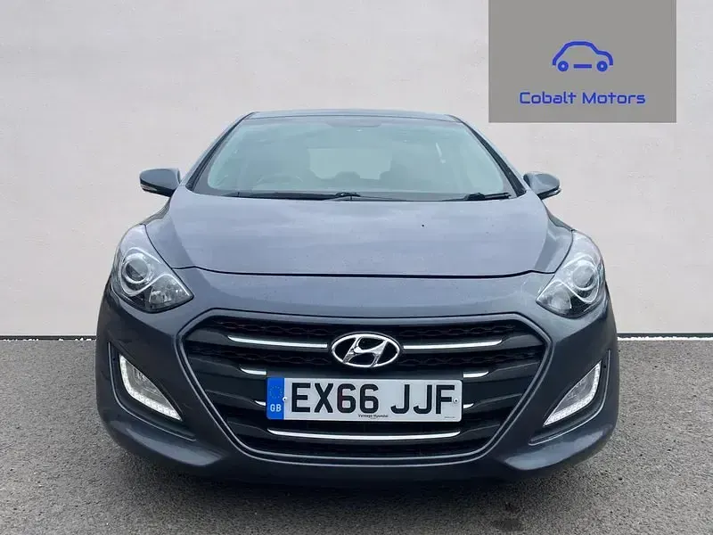 Used Hyundai i30 SE 100 HP (73 kW) 2016 Pepper grey Hatchback