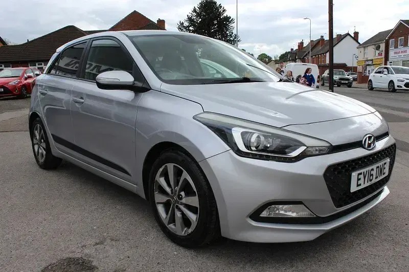 Used Hyundai i20 Premium 100 HP (73 kW) 2016 Silver Hatchback
