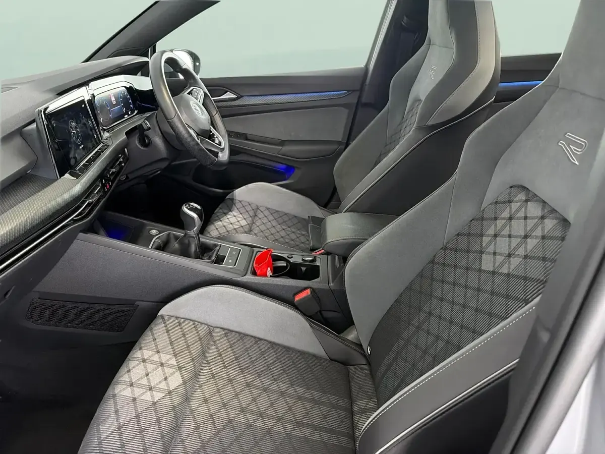 Begagnad VW Golf VIII R-line 150 HK (110 kW) 2022 Grå Halvkombi