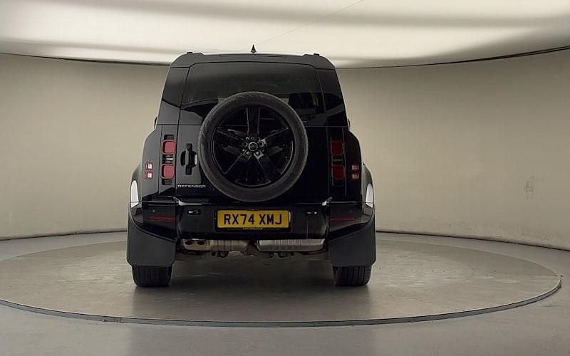 Used Land Rover Defender SE Dynamic 250 HP (183 kW) 2024 Black Estate