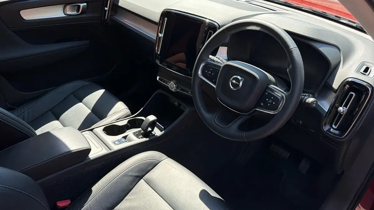 Used Volvo XC40 Momentum 163 HP (119 kW) 2022 Red SUV
