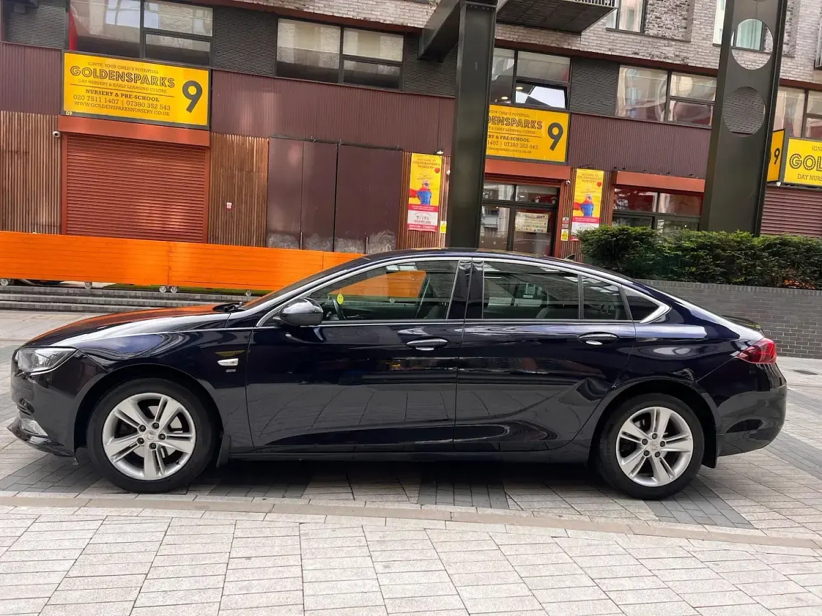 Used Vauxhall Insignia SRi 136 HP (100 kW) 2019 Blue Hatchback