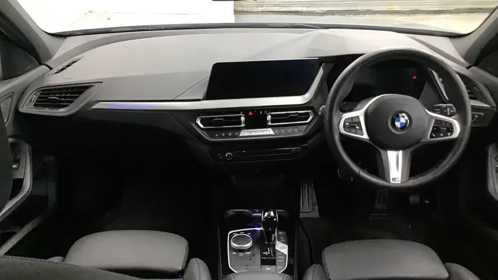 Usado BMW 118 M Sport 134 HP (98 kW) 2023 Cinzento Citadino