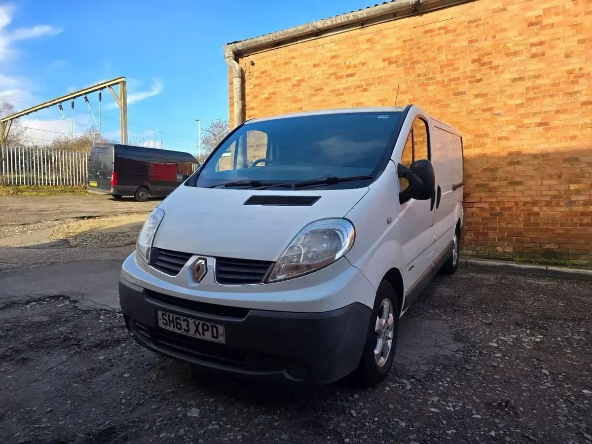 Usado Renault Trafic 115 HP (84 kW) 2013 Branco Monovolume