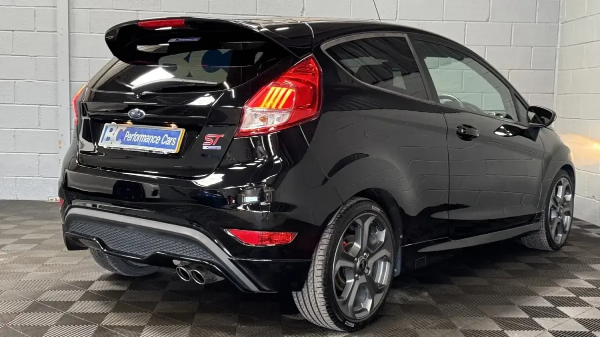 Begagnad Ford Fiesta ST 2017 Svart Halvkombi