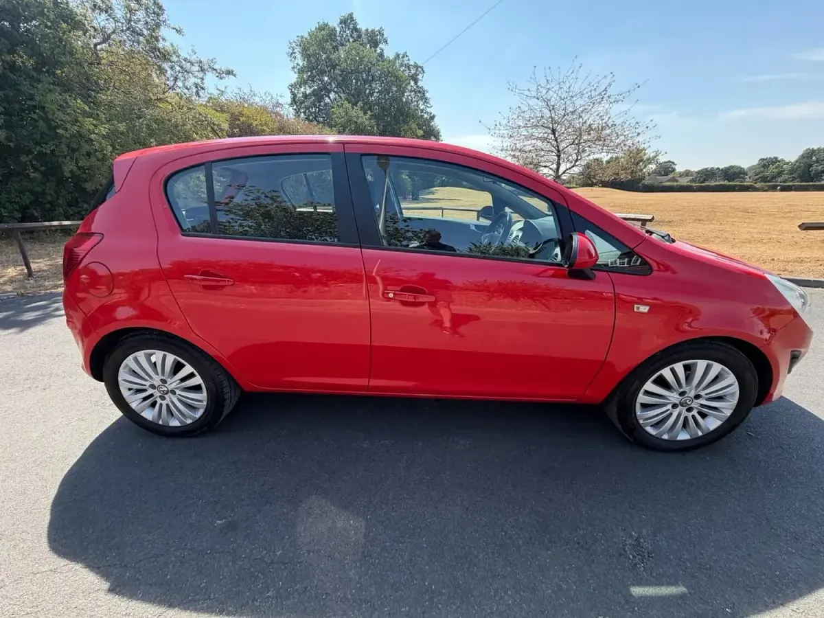 Used Vauxhall Corsa 90 HP (66 kW) 2011 Red Hatchback