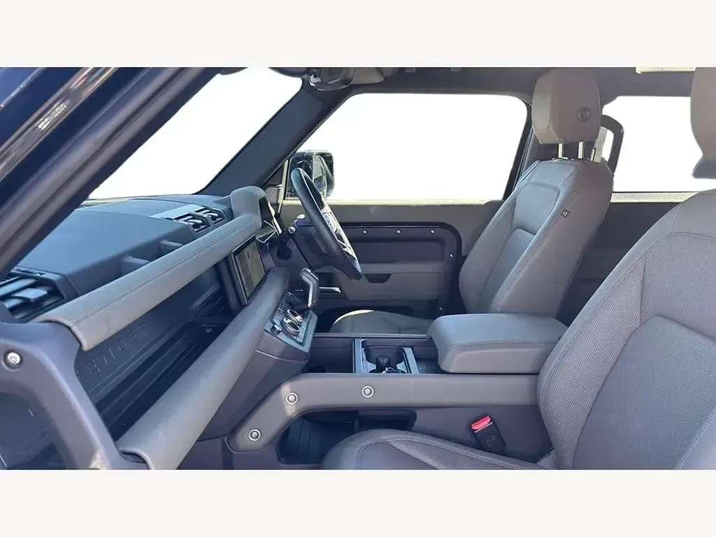 Usado Land Rover Defender SE Dynamic 300 HP (220 kW) 2023 Preto SUV