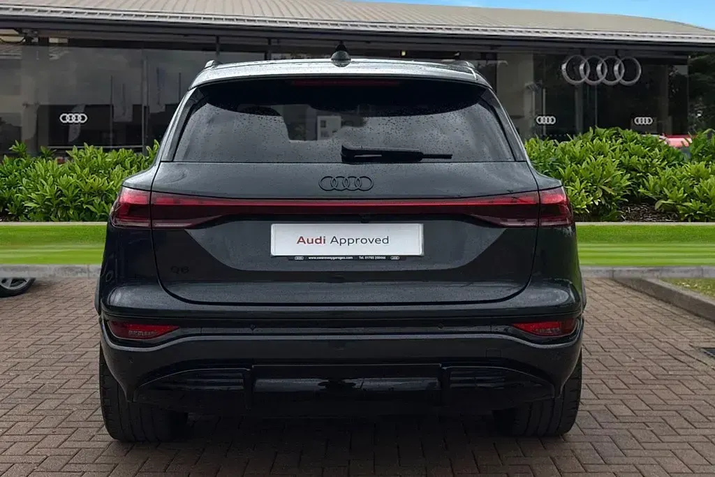 Usado Audi e-tron Performance 225 kW (306 CV) 2025 Gris SUV