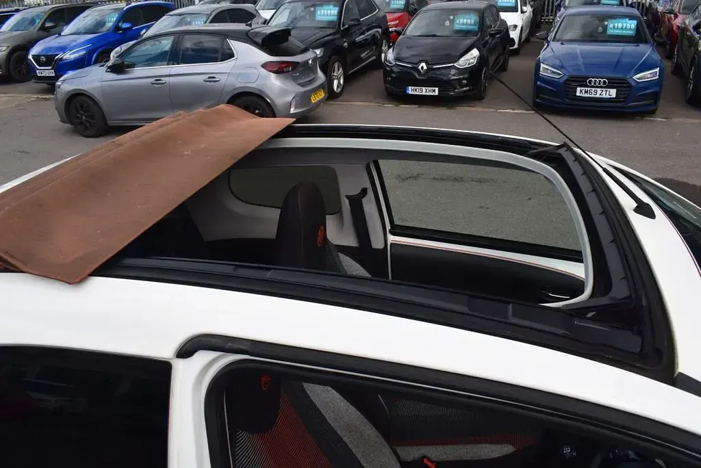 Used Peugeot 108 Roland Garros 82 HP (60 kW) 2018 White Hatchback