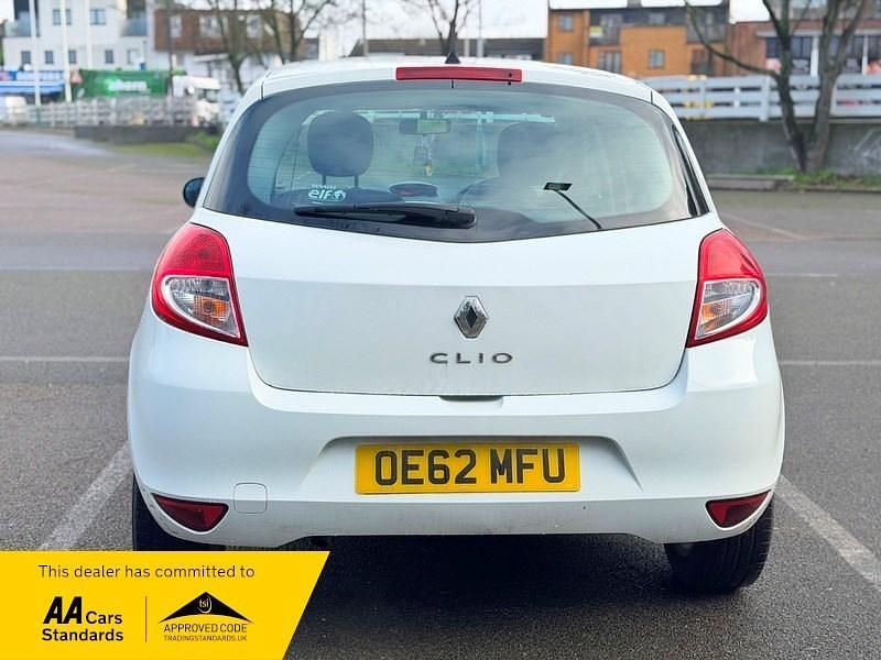 Used Renault Clio IV Expression+ 75 HP (55 kW) 2013 White Hatchback