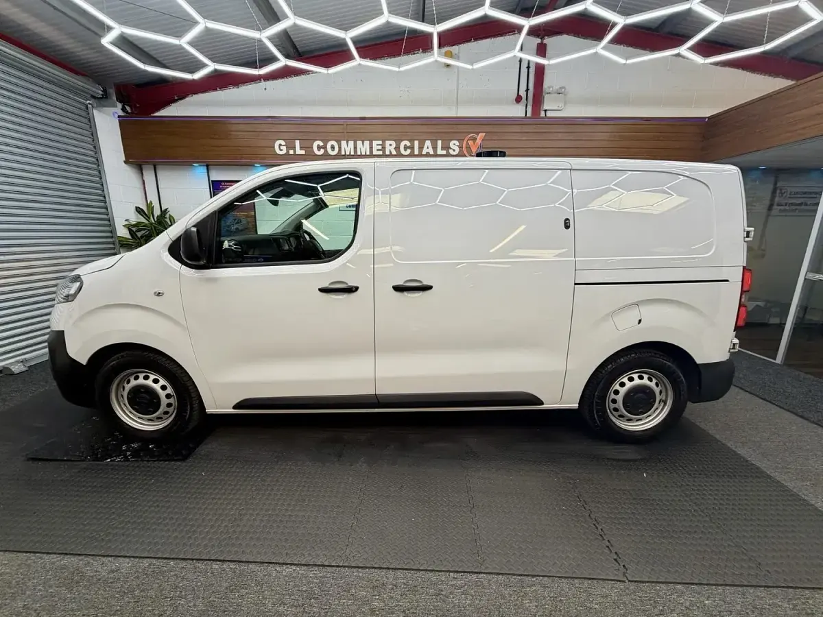 Used Vauxhall Vivaro S 100 HP (73 kW) 2022 White MPV