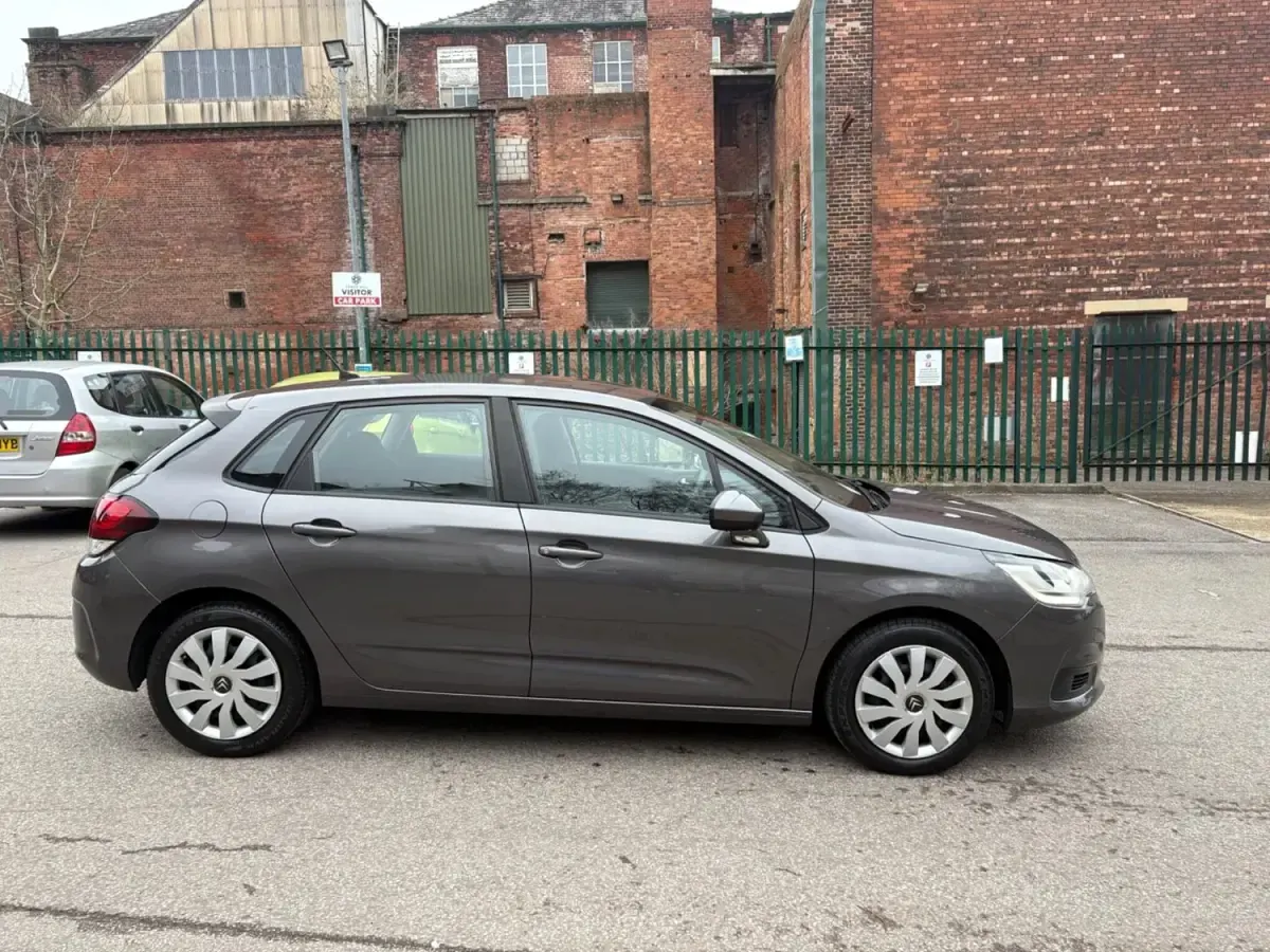Begagnad Citroën C4 PureTech 2016 Grå Halvkombi